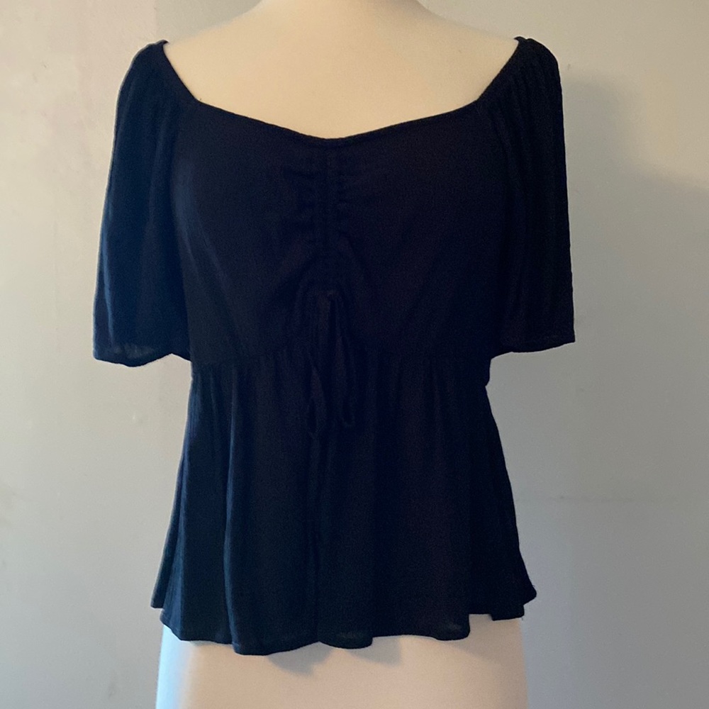 NWT Back of bodice is elasticized. Scoop neck, can be worn on/off shoulder